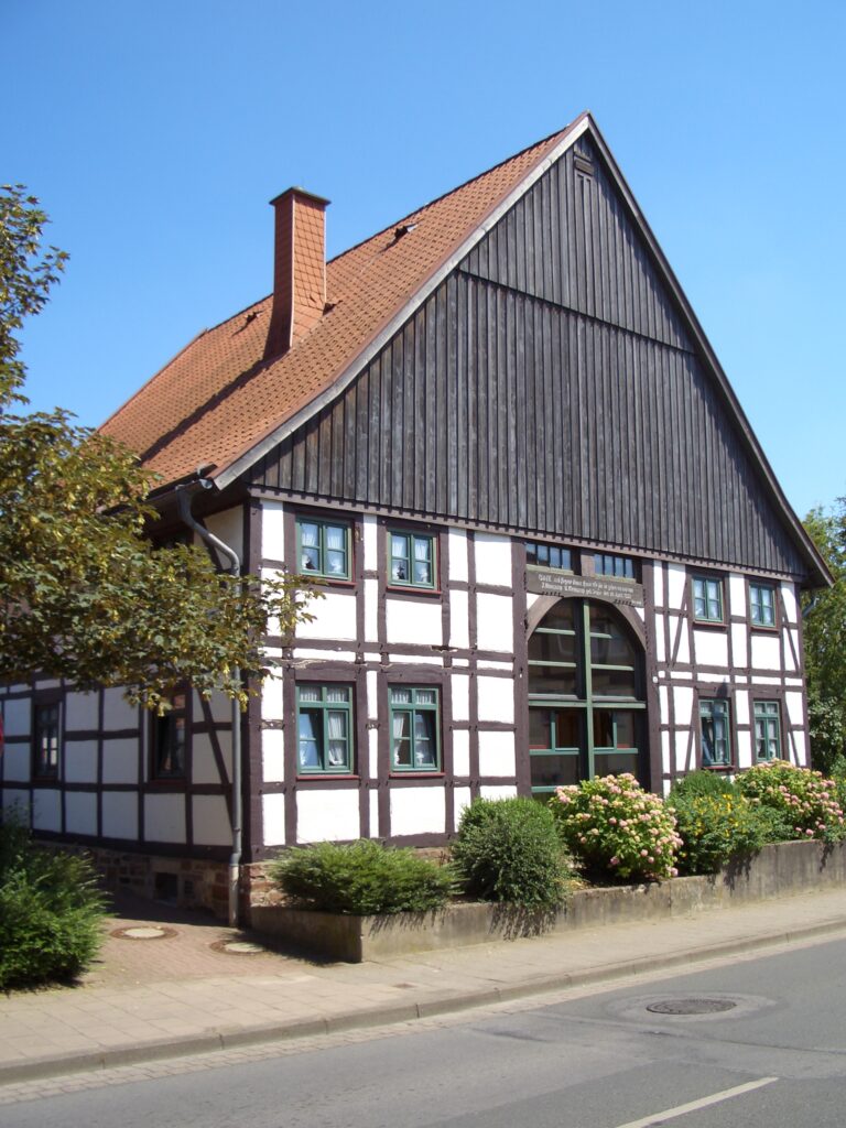 Das Gebäude der Kindertagesstätte "Johannes" im Kirchenkreis Hameln-Pyrmont, ein modernes Gebäude mit großen Fenstern und einem einladenden Eingangsbereich.