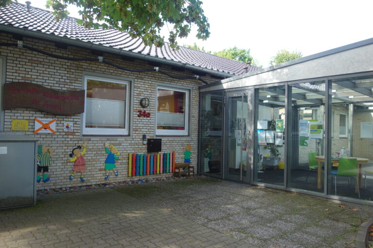 Das Gebäude der Kindertagesstätte "Kindergarten St.-Georg-Afferde", hat eine liebevoll und bunt gestaltete Außenfassade.