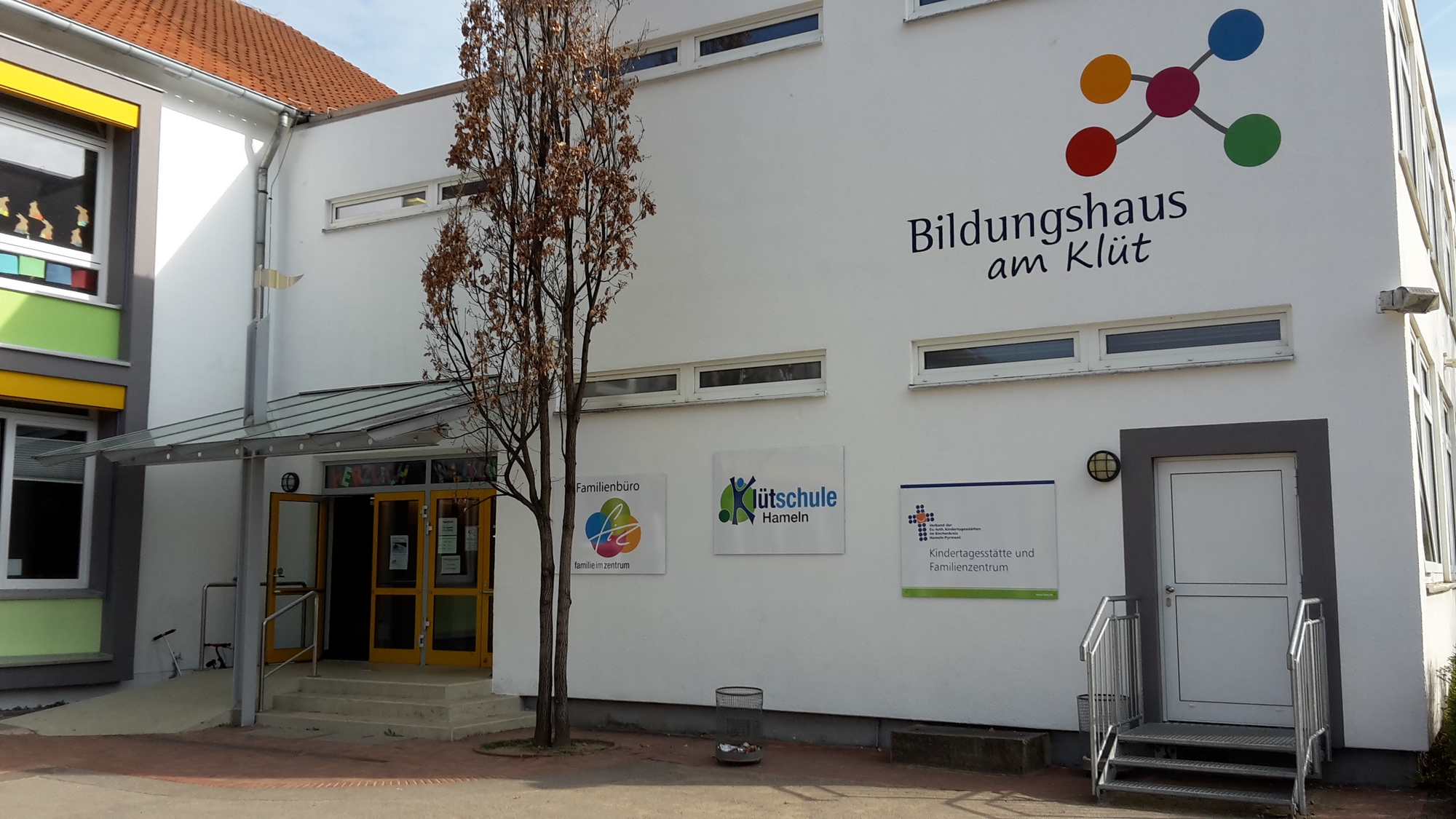 Außenansicht der Kindertagesstätte "Am Klüt", ein charmantes Gebäude mit einer bunten Fassade.