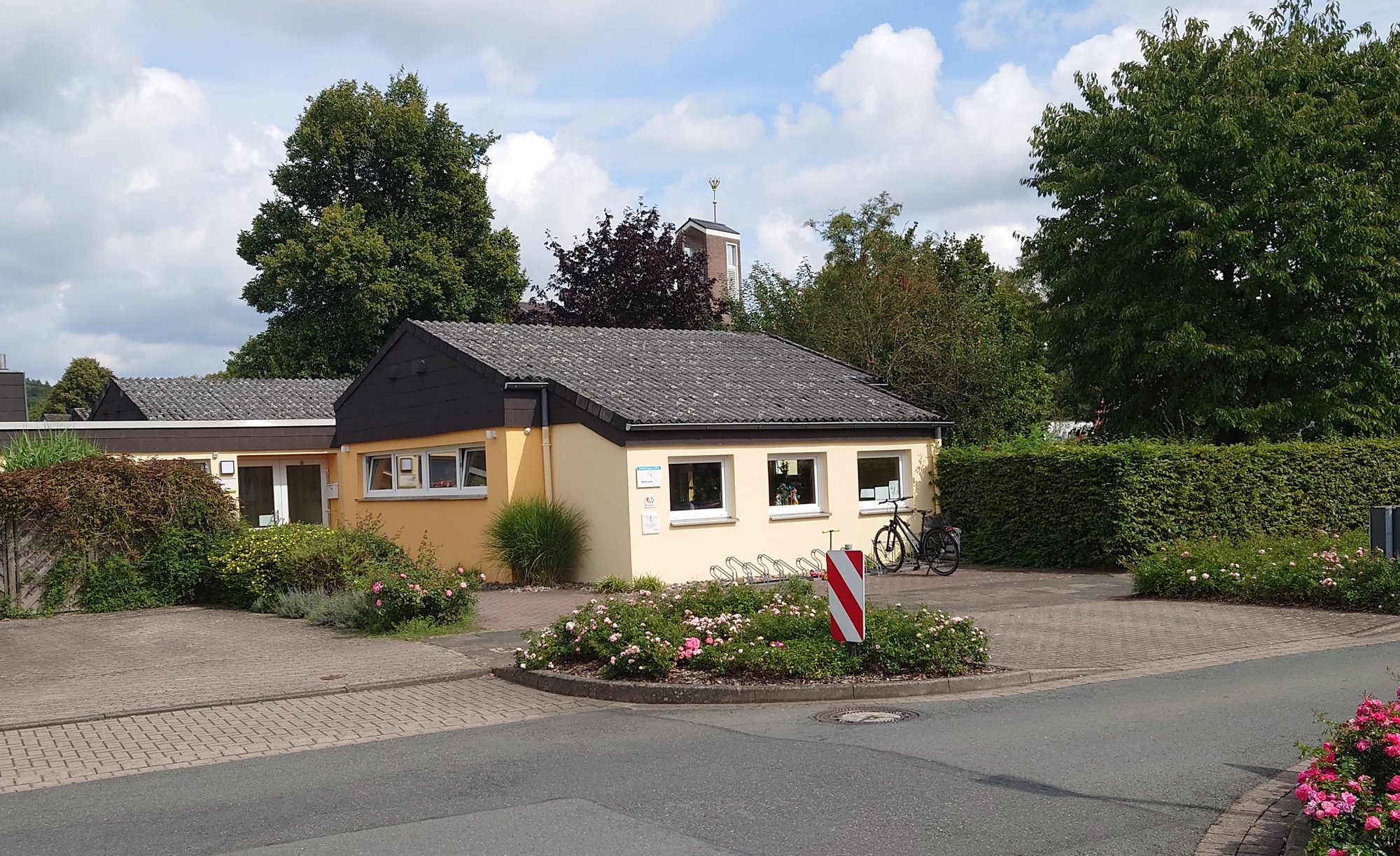 Die Kindertagesstätte "Martin-Luther", ein gemütliches Gebäude mit einem einladenden Eingangsbereich.