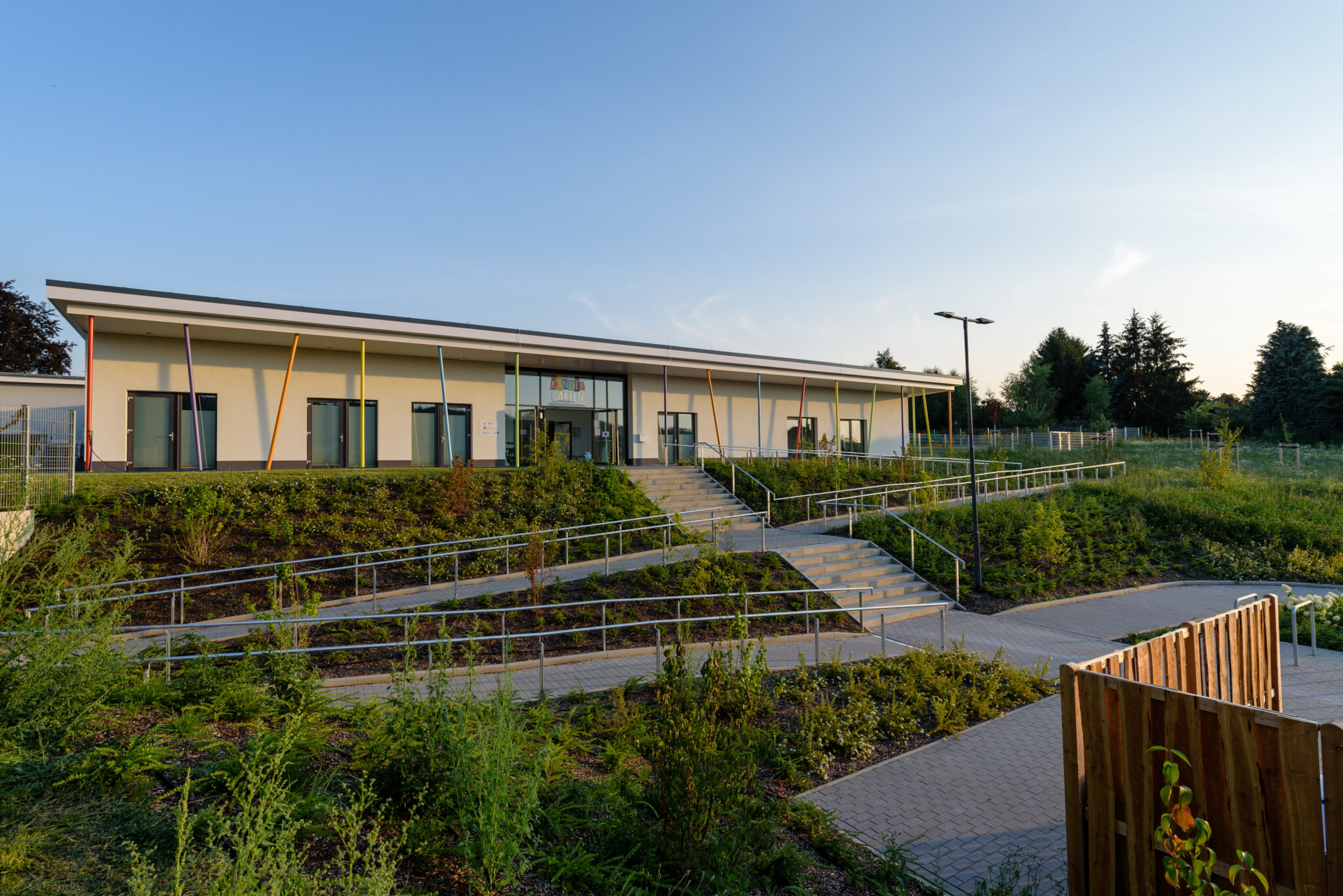 Das Gebäude der Kindertagesstätte "St. Johannis Kindergarten", ein modernes, lichtdurchflutetes Gebäude mit einem sicheren Außenspielbereich für Kinder.