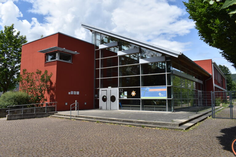 Das Gebäude der "Pestalozzi Kindertagesstätte und Hort", ein modernes, lichtdurchflutetes Gebäude mit einem sicheren Außenspielbereich für Kinder.